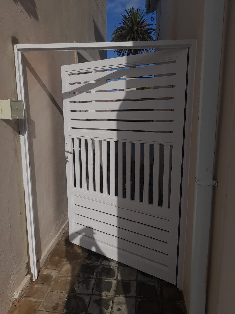 Aluminium gates