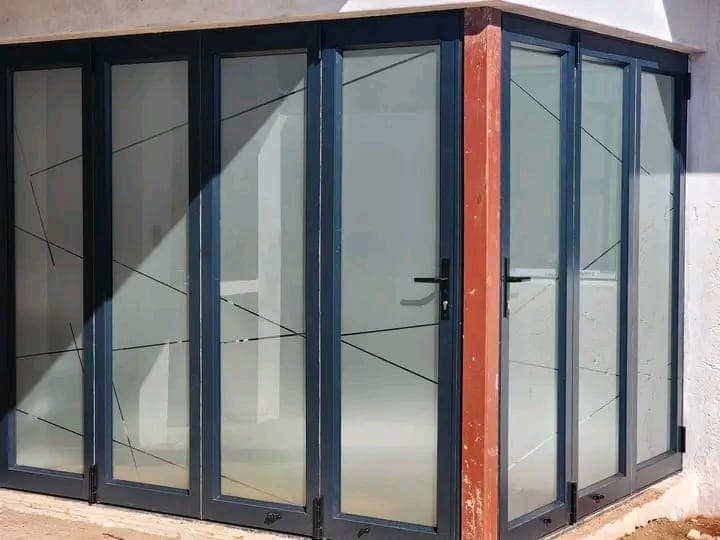 Aluminium folding doors with patterned glass